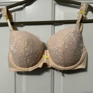 Victoria’s Secret lacy lightly padded bra. 34DD. Champagne.